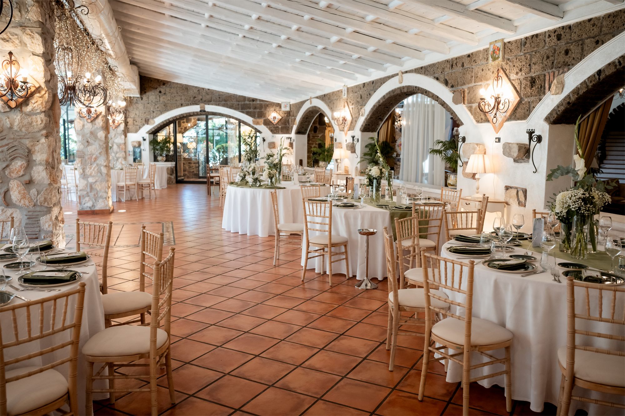 La sala di Villa Samuel apparecchiata con le sedie chiavarine