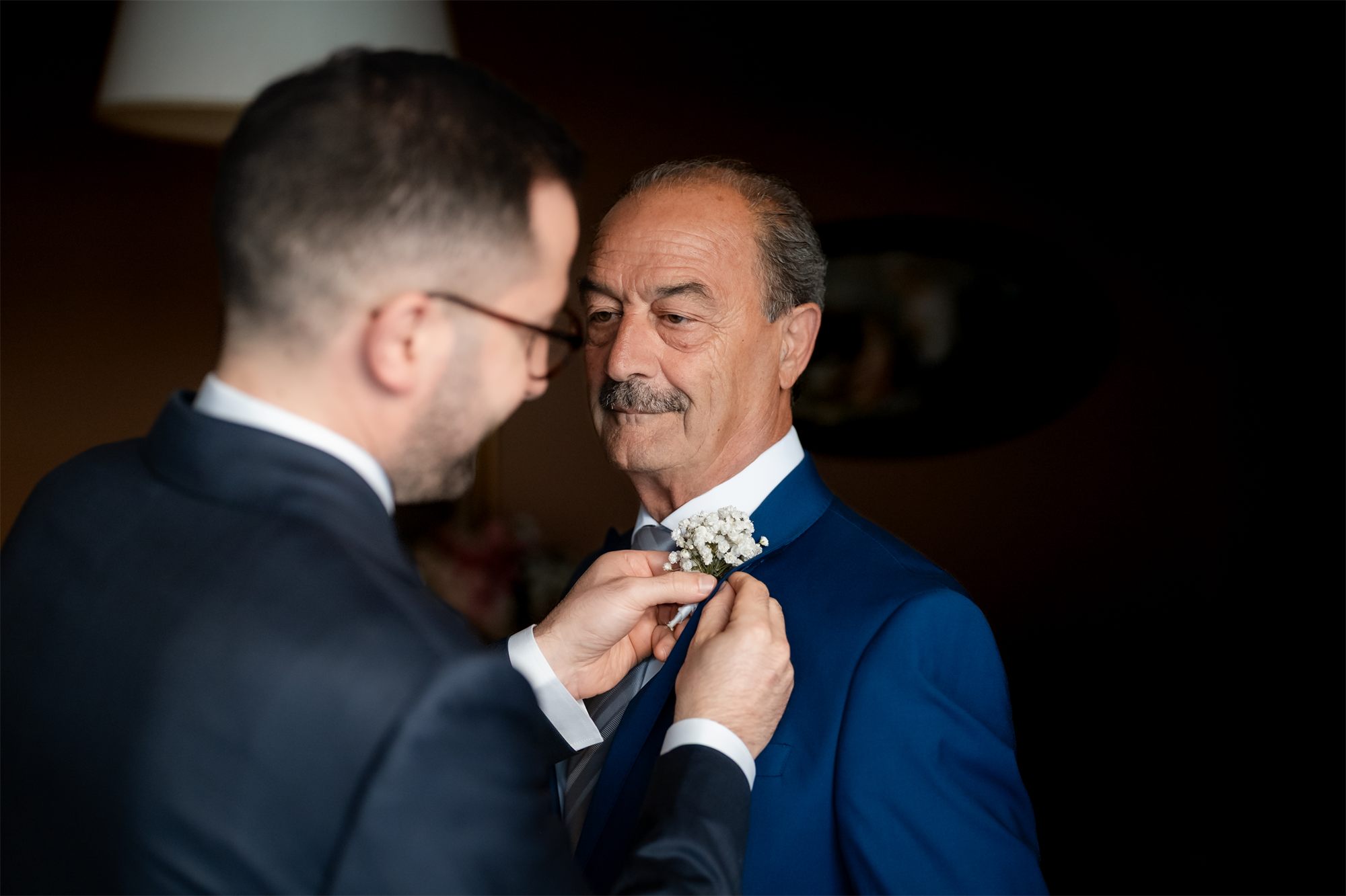 Il papà appunta il boutonnière a Marcello
