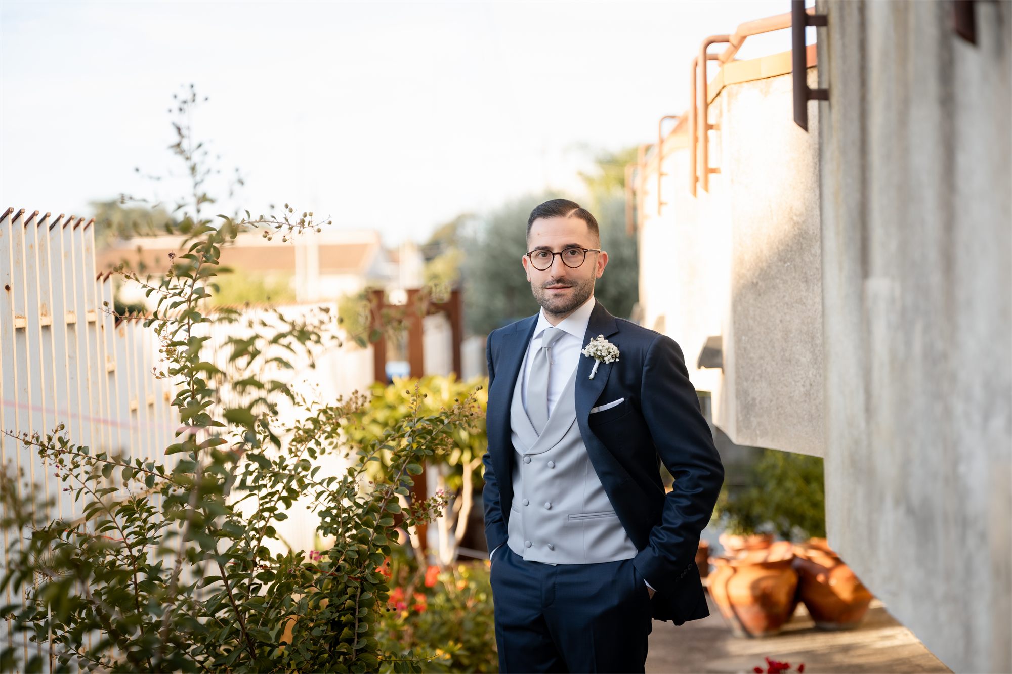 Marcello in giacca e gilet nel giardino di casa