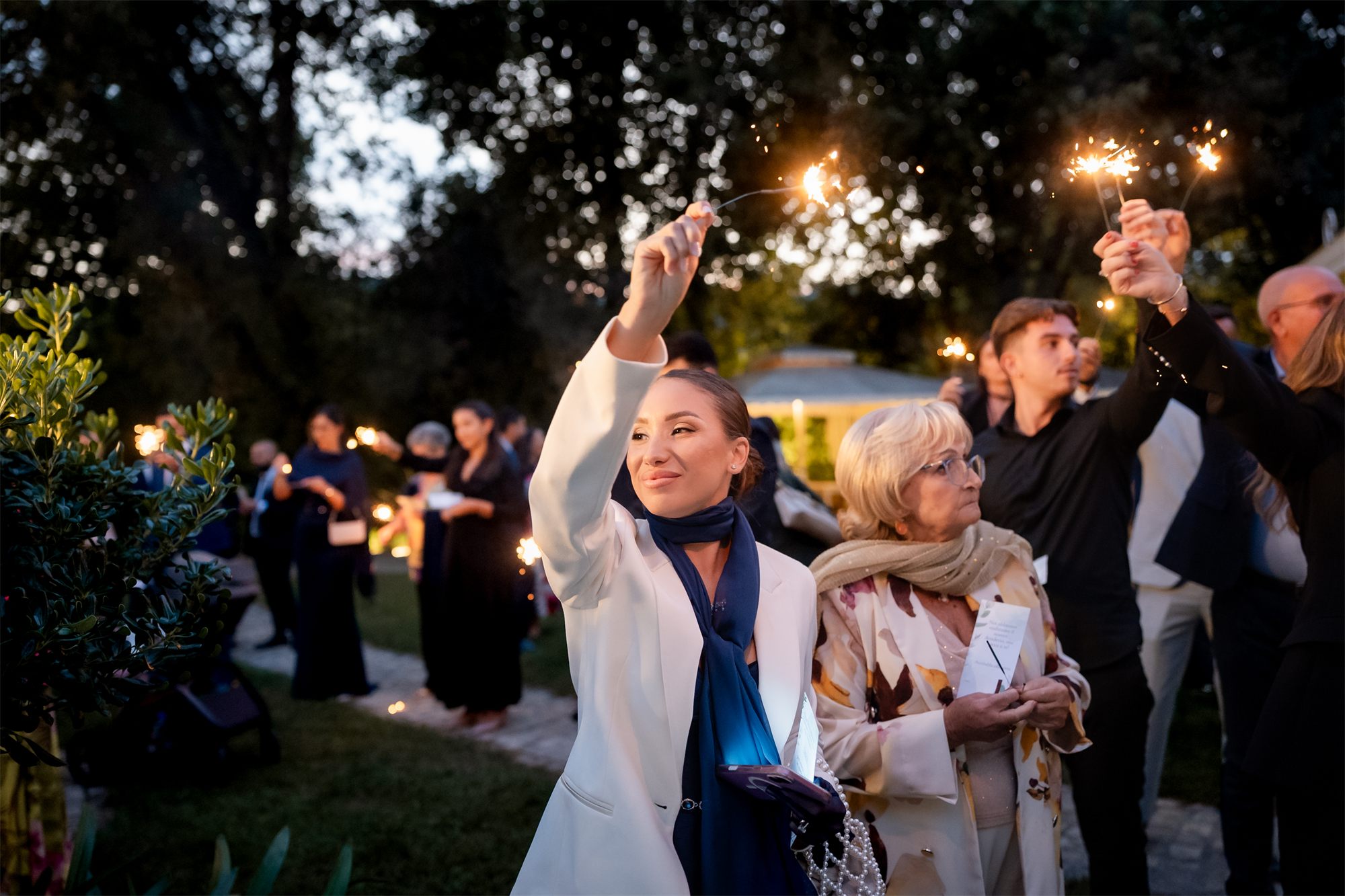 Gli invitati con le stelline accese davanti al gazebo