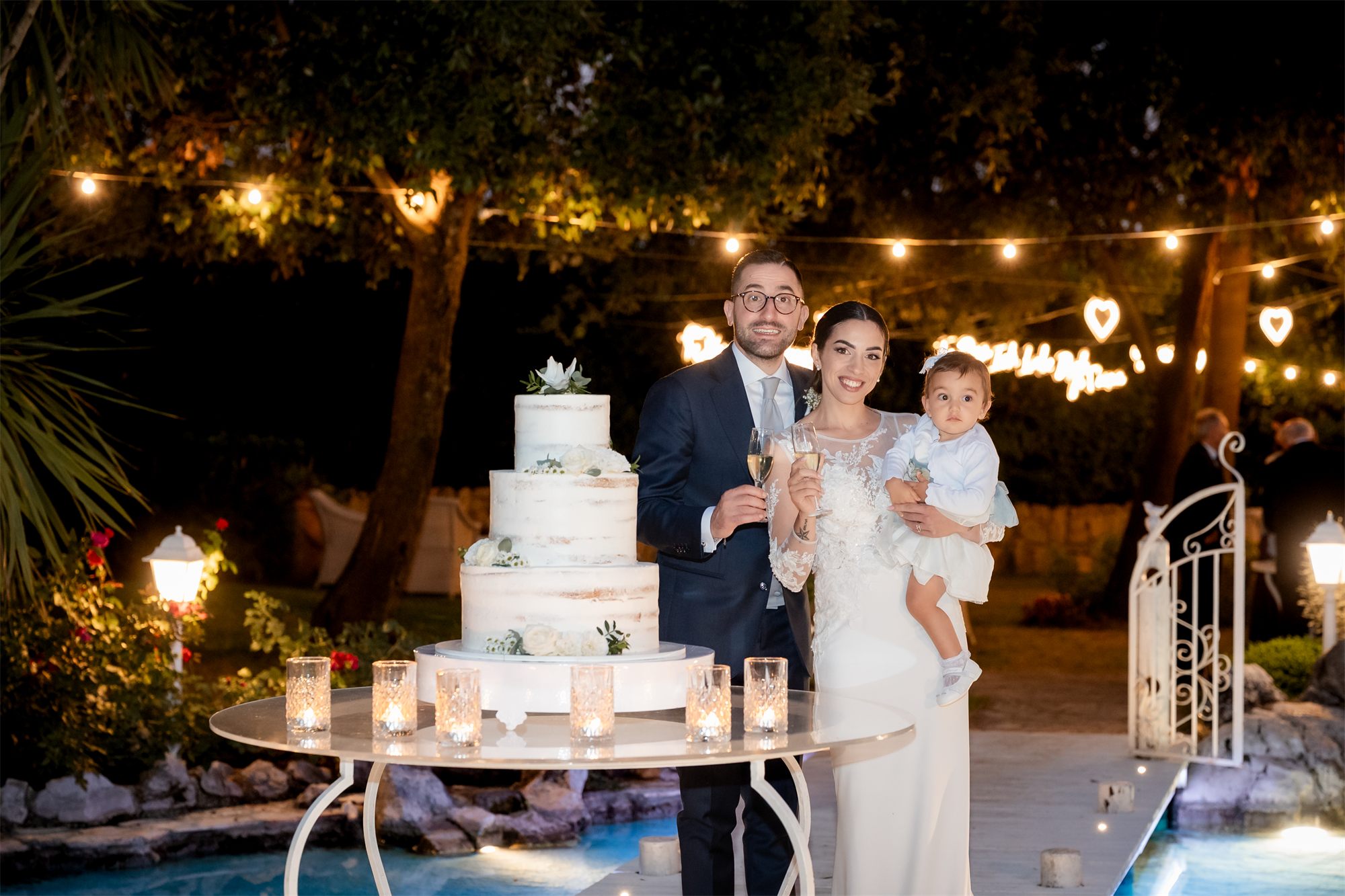 Marcello e Teresa con la bambina davanti alla torta