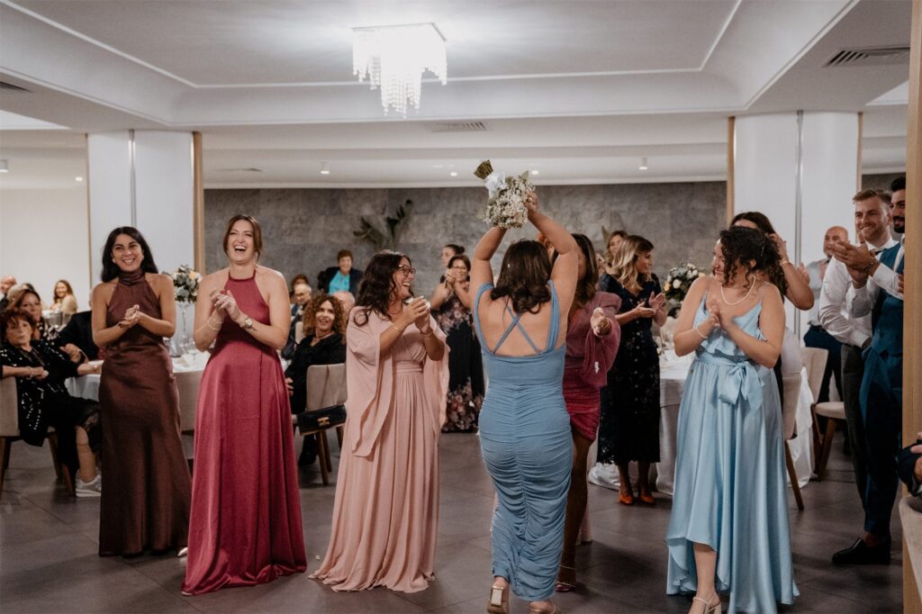 Festa nella sala di Villa Riflesso con Marco e Anna e gli invitati