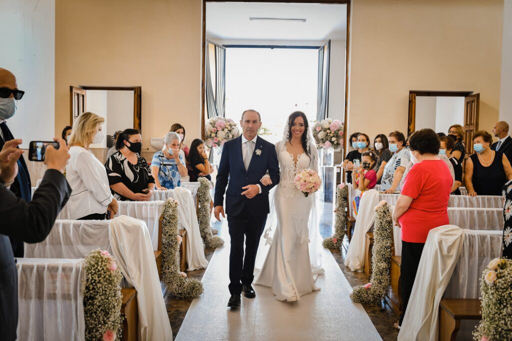 La sposa entra in chiesa con il papà