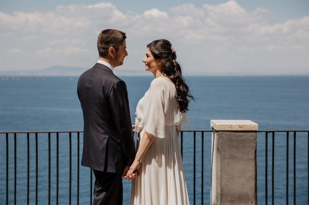 Michele e Valentina davanti al mare di Sorrento