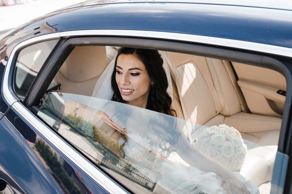 La sposa in auto verso la chiesa