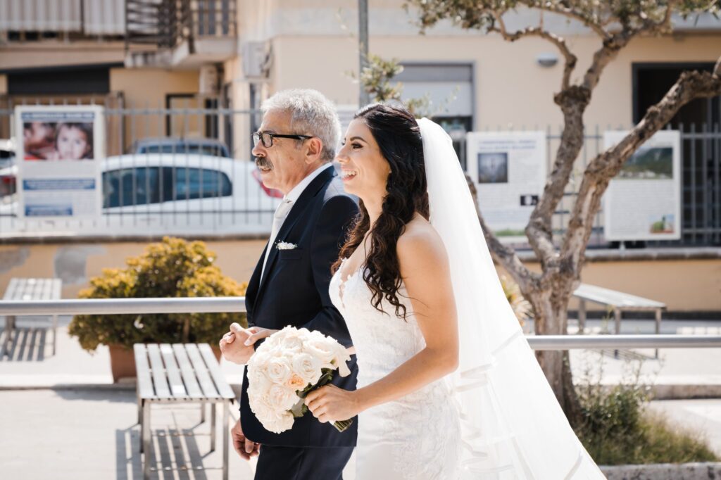 La sposa con il papà fuori casa