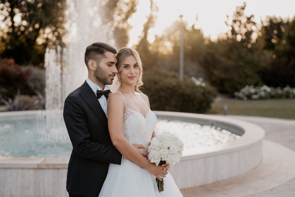 Raffaele e Michela davanti alla fontana di Orsini Mood a Mirabella Eclano