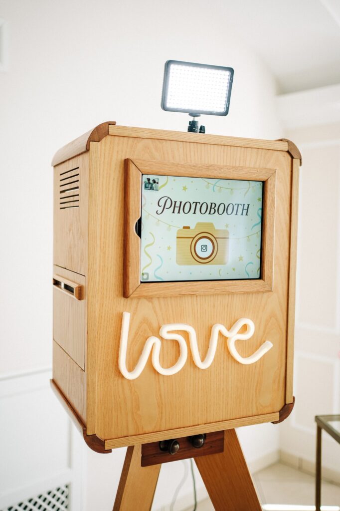 Il photobooth in legno con scritta love e luce LED