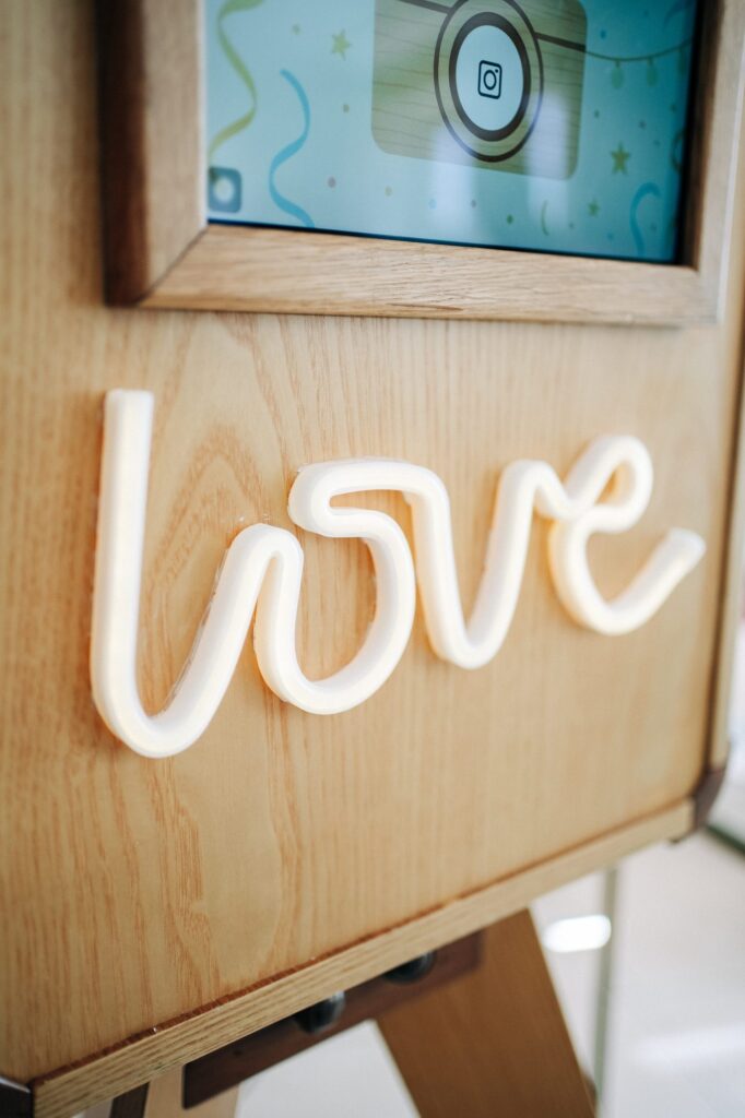 La scritta love sul photobooth in legno