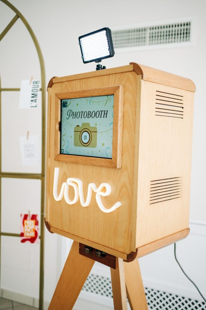 Il photobooth in legno visto da vicino