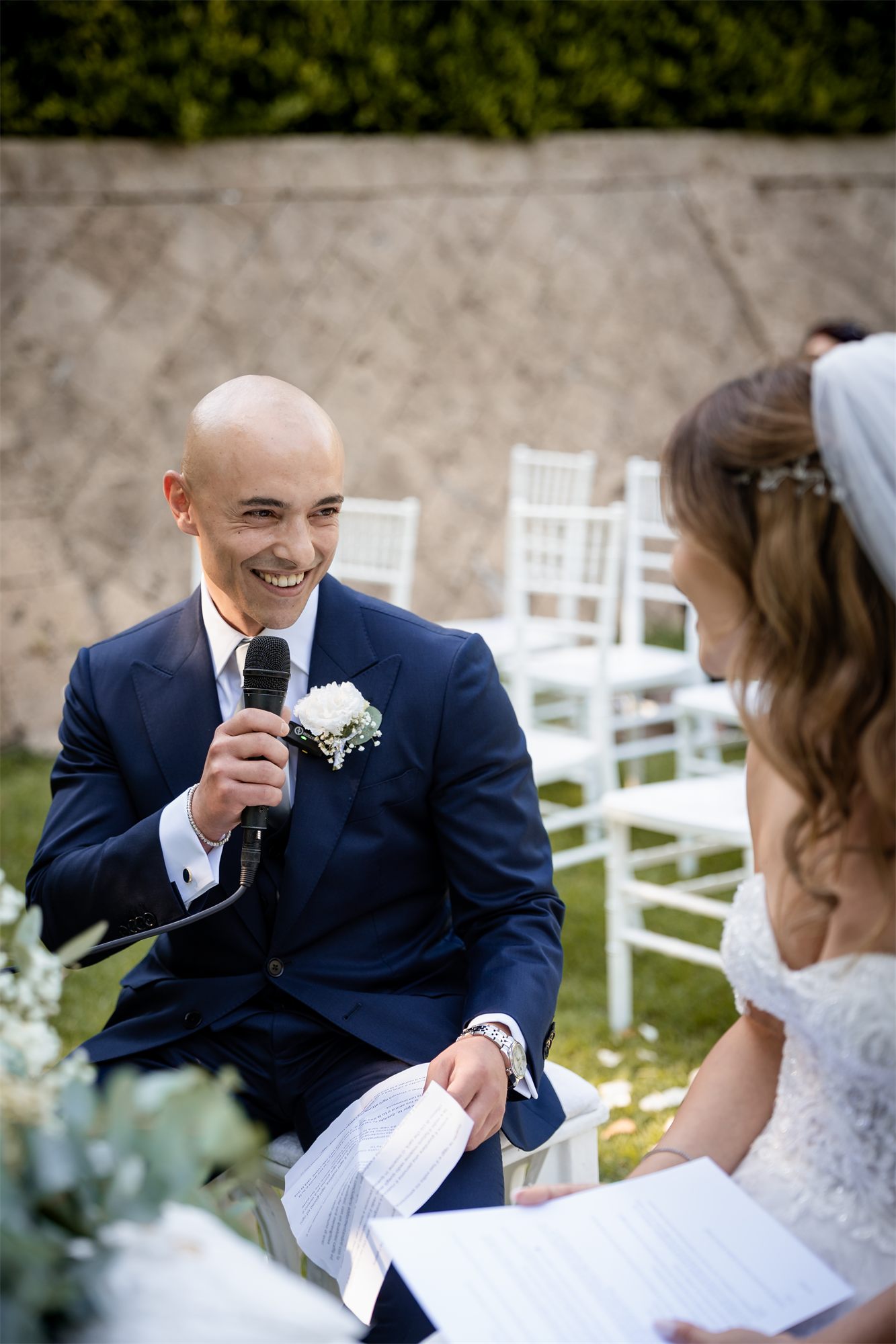 Stefano legge le sue promesse ad Alessia durante la cerimonia
