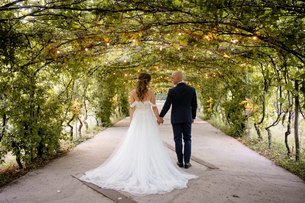 Stefano e Alessia sotto il pergolato di uva di Tenuta Alois, Pontelatone (Caserta)