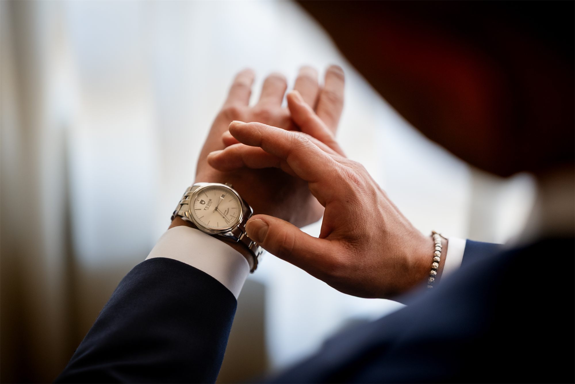 Stefano controlla l'orologio al polso prima di uscire