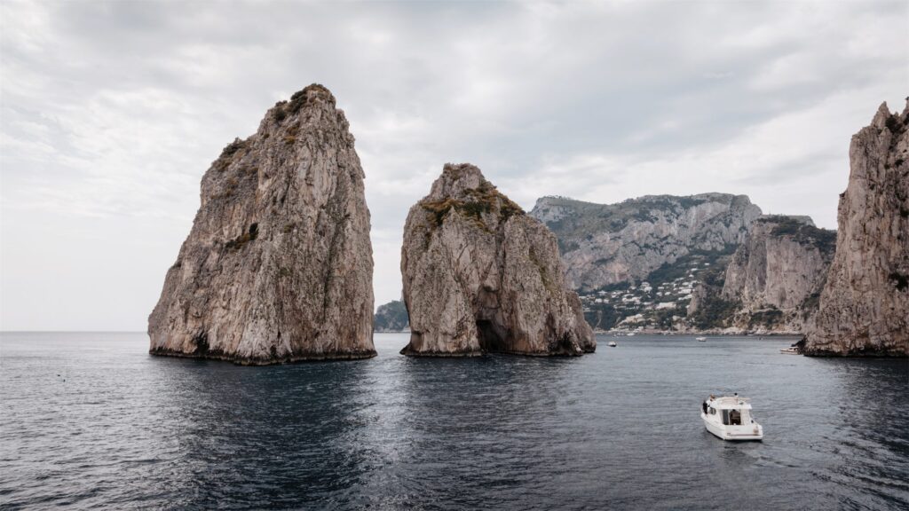 Thomas e Solenne in barca verso Capri (18)