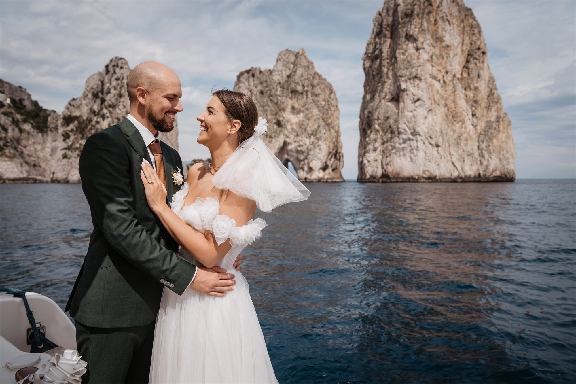 Thomas e Solenne abbracciati in barca davanti ai Faraglioni di Capri